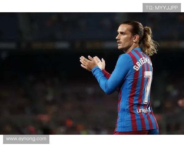 足球球星替补席焦虑表现 握紧双手咬指甲引发网友热议